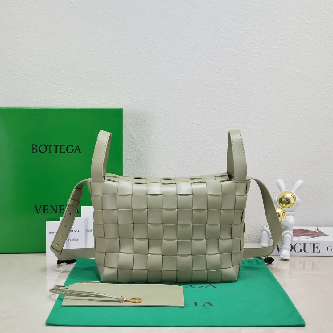 What can you put in Bottega Veneta’s new bowling bag? Have you got the new bowling bag? Super large capacity ~ The key is low-key, simple and casual style ~ the fashion sense is not reduced at all. It combines BV's classic woven elements and can also be used for computers. The length of the shoulder straps can be adjusted. It is suitable for tall girls to carry. Boys also have a sunny back☀️ Style number: 7466# Size: 28*21*16